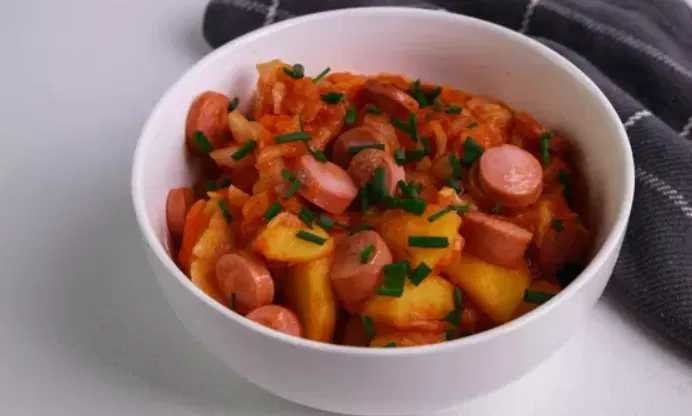 Рагу с сосисками и капустой