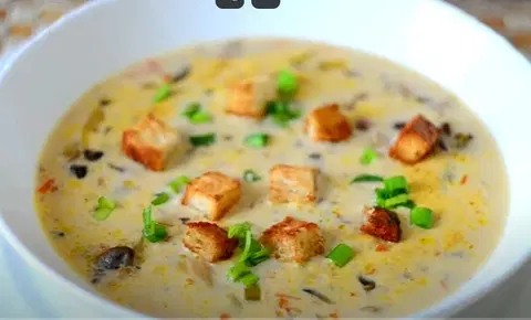 Сырный суп с курицей, шампиньонами и гренками