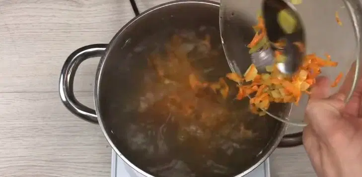 Сырный суп по-французски с курицей — шаг 3