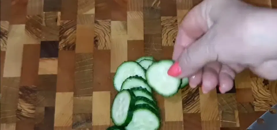 Лечо из огурцов с зеленью и чесноком — шаг 3