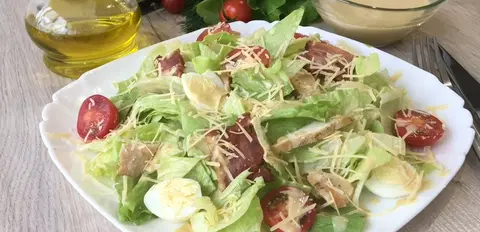 Салат «Цезарь» с курицей овощами и сыром
