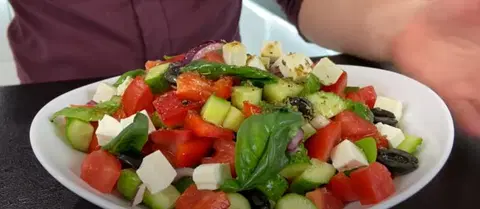Греческий салат с бальзамическим уксусом