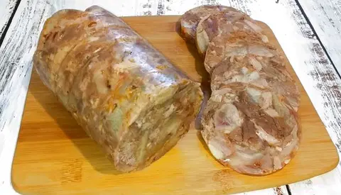 Колбаса из свиных шкурок в пластиковой бутылке