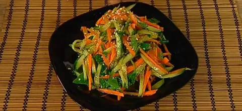 Салат с морковью, огурцами и имбирем