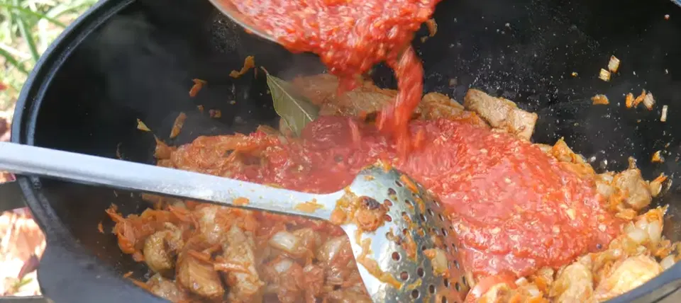 Бигус из свежей капусты с мясом в казане — шаг 8