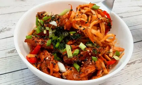 Лапша удон с курицей и овощами