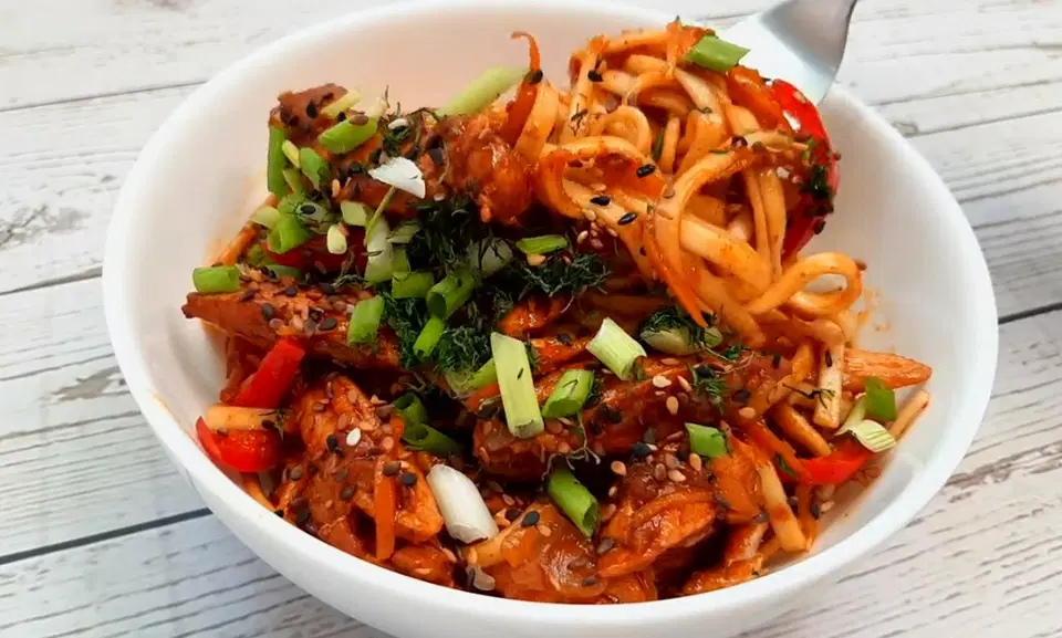 Лапша удон с курицей и овощами
