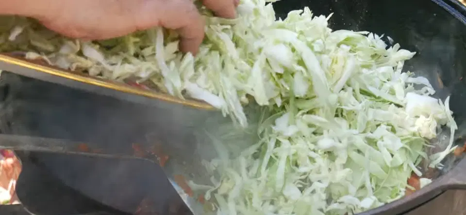 Бигус из свежей капусты с мясом в казане — шаг 9