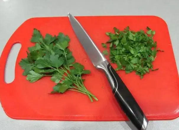 Куриный бульон с яйцом и гренками — шаг 3