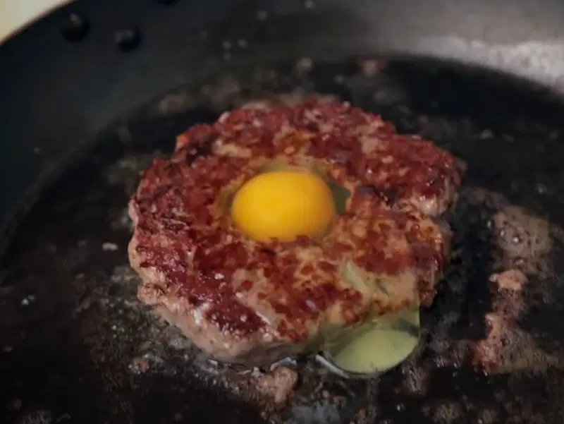 Бургер с яйцом и котлетой с овощами — шаг 4