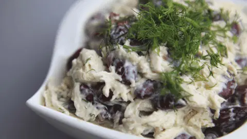 Салат с консервированной фасолью и курицей
