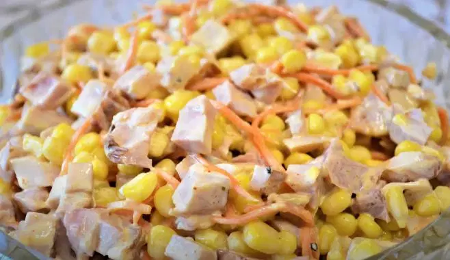 Салат с копченой курицей и корейской морковью