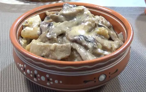 Картофель с шампиньонами в сметане