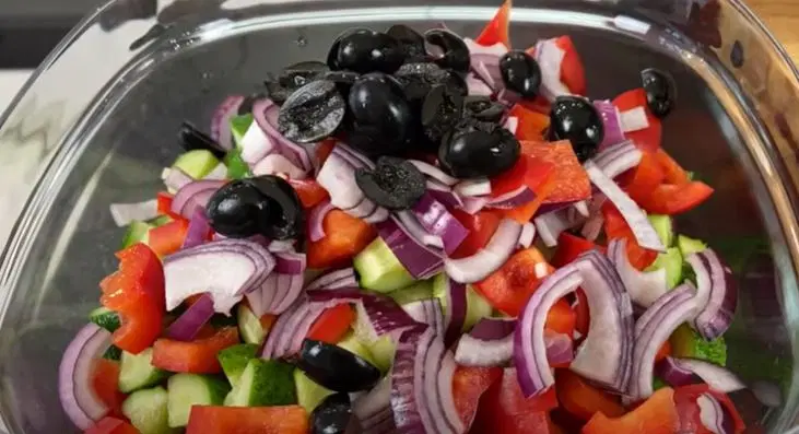 Греческий салат с бальзамическим уксусом — шаг 2