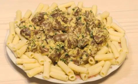 Куриные сердечки, тушеные в сливках