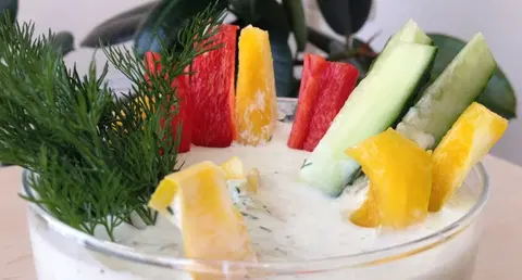 Свежие овощи с чесночным соусом
