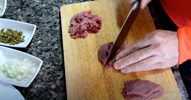 Тартар из говядины с каперсами — шаг 1