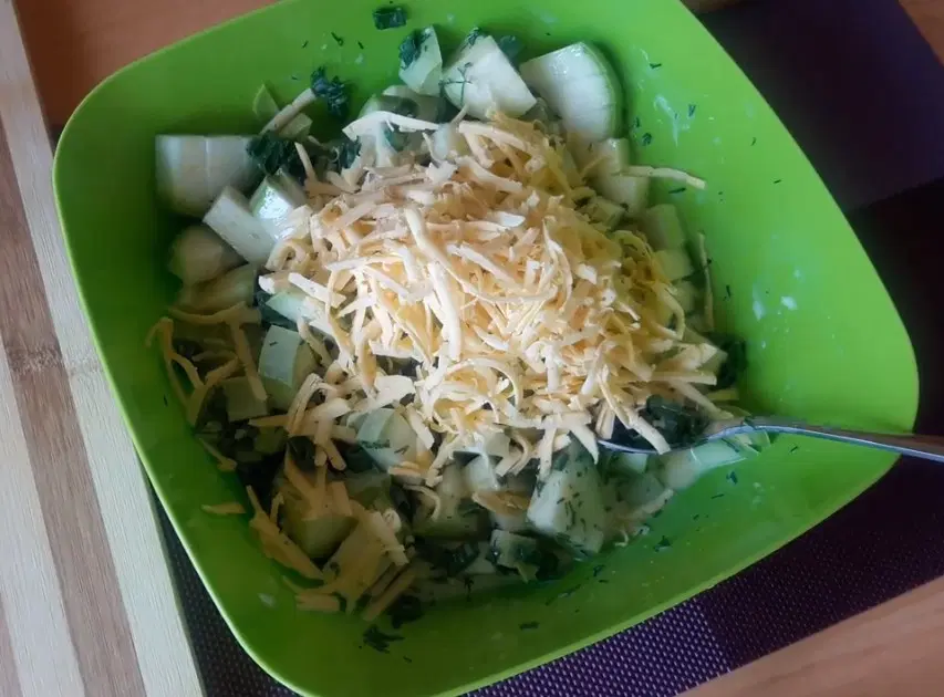 Запеканка из кабачков с сыром и зеленью — шаг 2