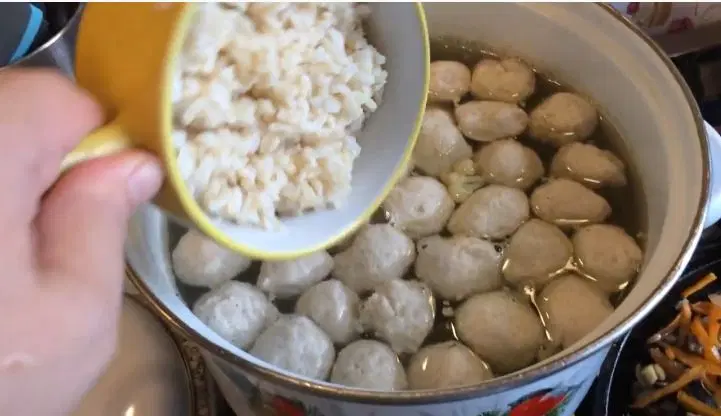 Сырный суп с куриными фрикадельками — шаг 6