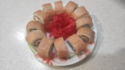 Домашние роллы с форелью, крабовыми палочками и огурцом