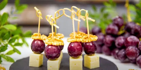 Канапе для фуршета с копченым беконом и виноградом 