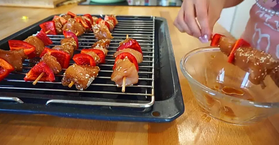 Шашлык куриный в духовке на шпажках — шаг 8