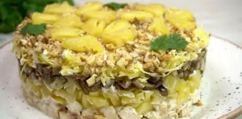 Салат из ананасов с сыром и чесноком