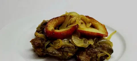 Печень по-берлински с яблоками