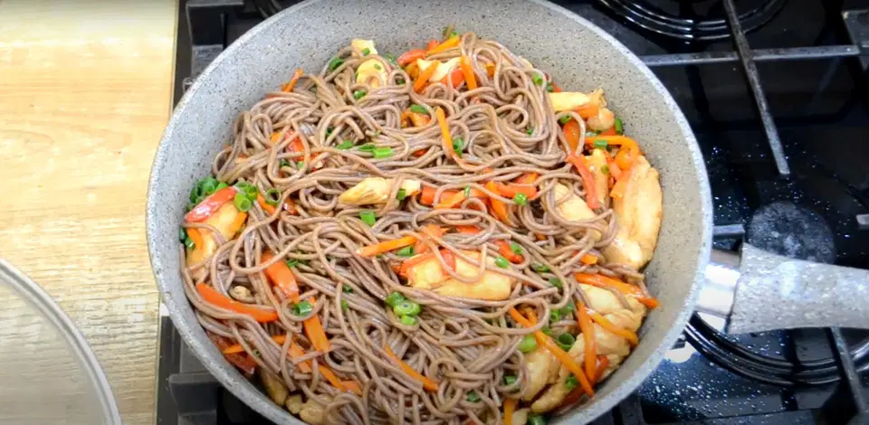 Соба с курицей и овощами — шаг 9