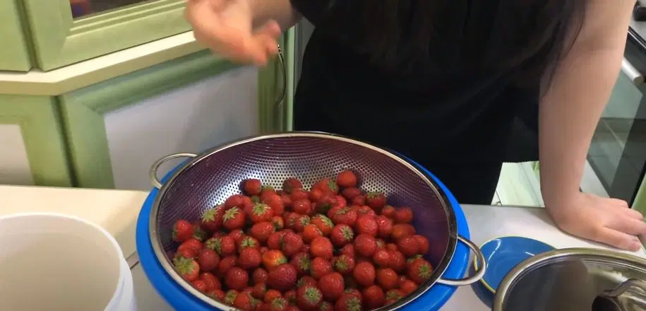 Клубничный конфитюр — шаг 1