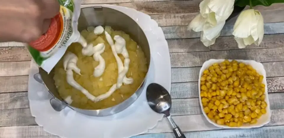 Салат из курицы с ананасами и кукурузой — шаг 4
