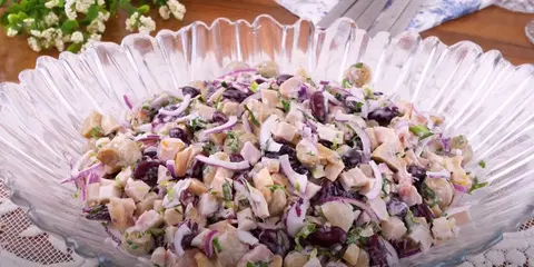 Салат с фасолью и маринованными грибами