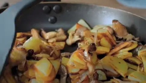 Жареная картошка с грибами и луком — шаг 5