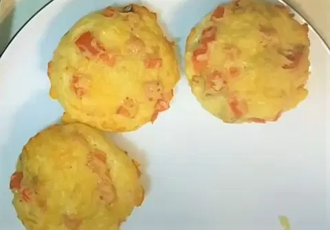 Мини пиццы маффины с начинкой из колбасы