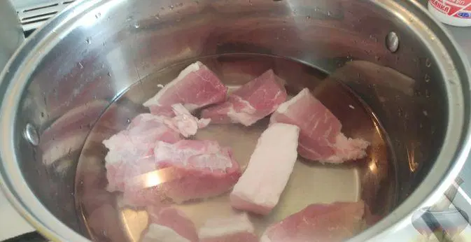 Кислые щи с говядиной и беконом (в духовке) — шаг 2