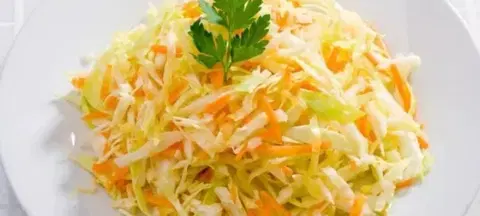 Витаминный салат с морковью и капустой