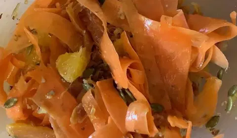 Салат из моркови, апельсина и кураги
