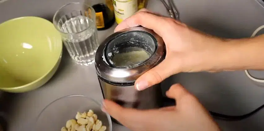 Ореховый соус для салата Чука — шаг 2