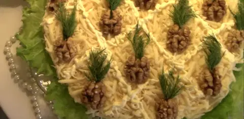 Новогодний салат с курицей, сыром и ананасами