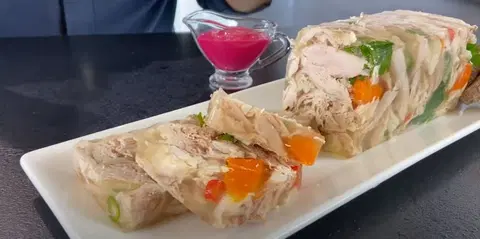 Заливное из курицы с брокколи