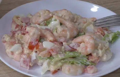 Классический салат с креветками