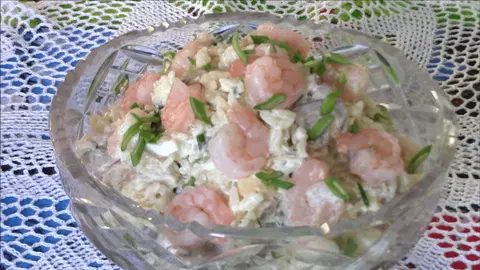 Сметанный салат с креветками и шампиньонами