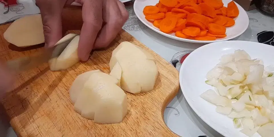 Уха из линя с картофелем — шаг 2