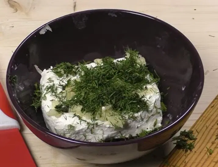 Творожная закуска с чесноком — шаг 2