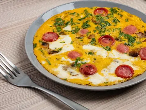 Яичница с грибами и сосисками