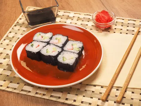 Ролл с крабовыми палочками и сыром