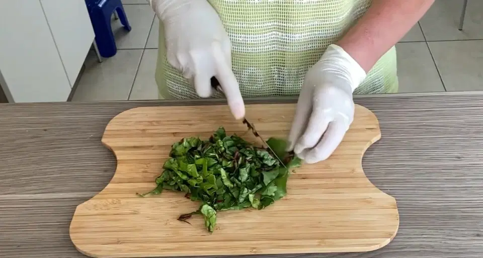 Горячий свекольник с курицей и со свекольной ботвой — шаг 3