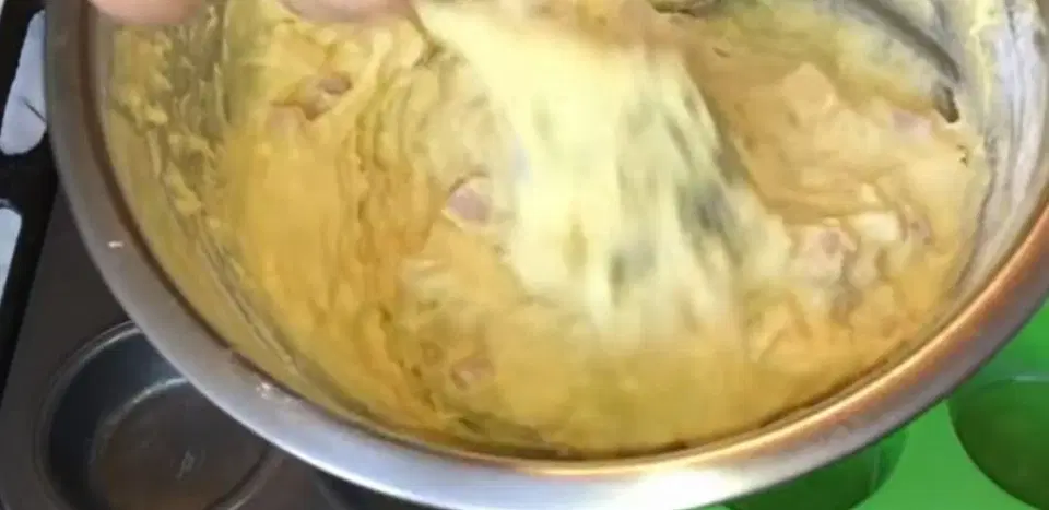 Маффины с сыром и ветчиной — шаг 6
