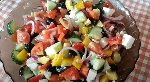 Греческий салат с оливковым маслом