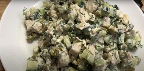 Куриный салат с огурцами и горошком